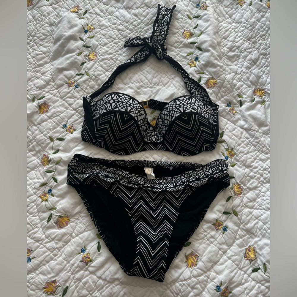 🌴vacation pick🌴NWOT - still has liner on -Gottex Black and White Chevron Bikini - Picture 1 of 5